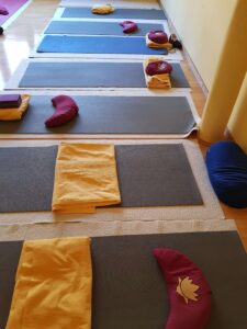 Yogamatten mit Decken und Kissen

Yoga mats with blankets and cushions